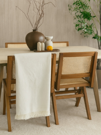 Warm Modern Esszimmer mit Holz, Beige und natürlichen Akzenten Warm Modern Essbereich mit Holzstühlen, Naturtönen und dekorativer Vase