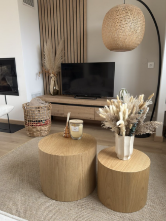 Warm Modern Wohnzimmer mit Holz, Beige und natürlichen Wohnaccessoires Warm Modern Wohnzimmer mit Holzmöbeln, Couchtischen und Naturdeko